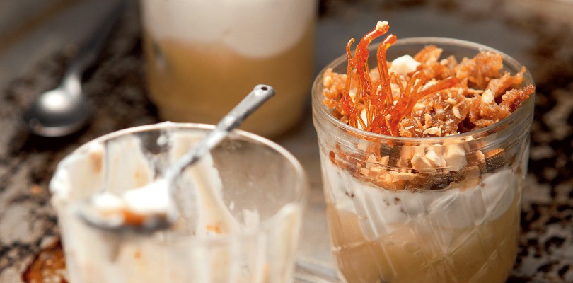 Caramel Yogurt with cashew nuts crumble