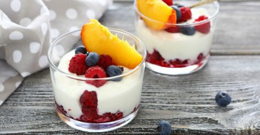yogurt-fresh-berries-peaches