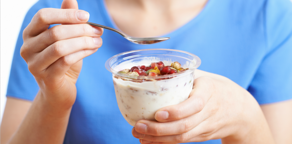 El yogur probiótico ayuda a mantener la microbiota sana Yogurt in Nutrition