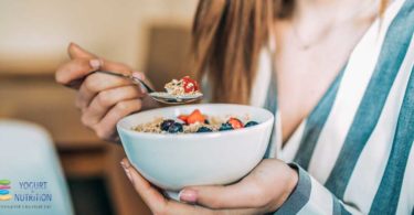 YINI_Breakfast in America - with fruit and yogurt as part of a healthy diet